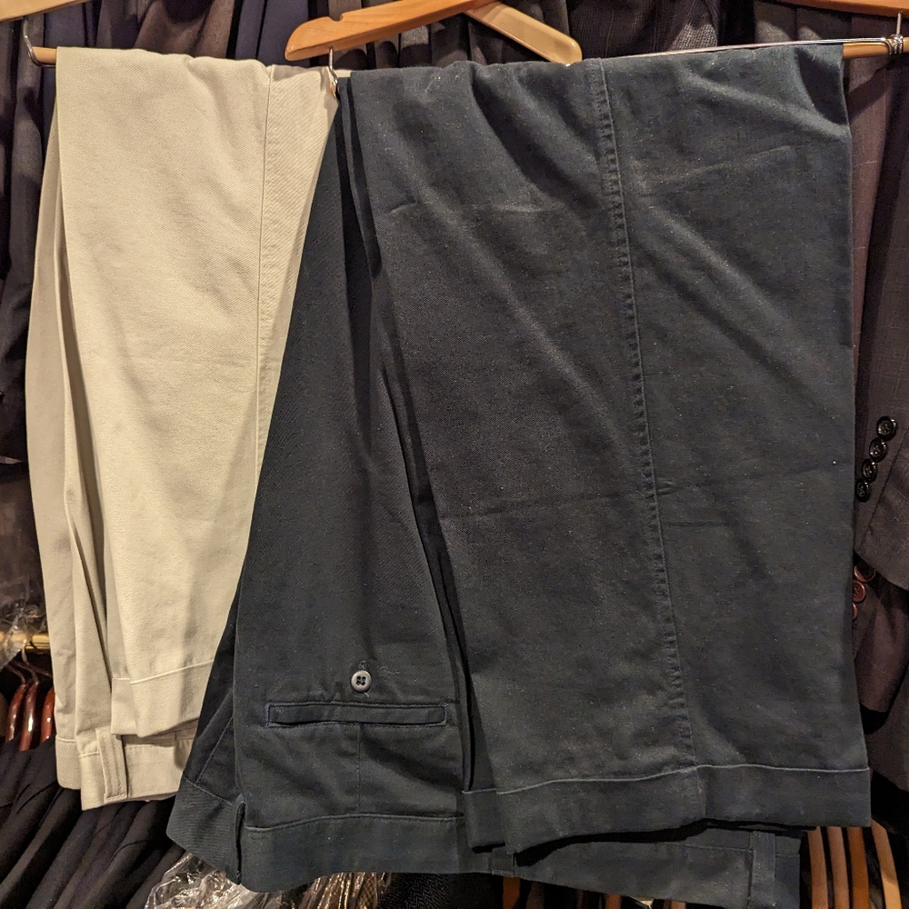 Gap navy AND khaki pleated relaxed fit chinos. 44/31 Big & tall. EUC
